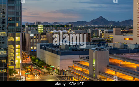 Phoenix in Arizona, Stati Uniti d'America - 28 agosto 2017. phoenix sera vista città con mountain in background Foto Stock