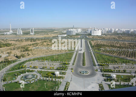Ashgabat, Turkmenistan - Vista dalla cima del Monumento e arco di neutralità verso la città di Ashgabat Foto Stock