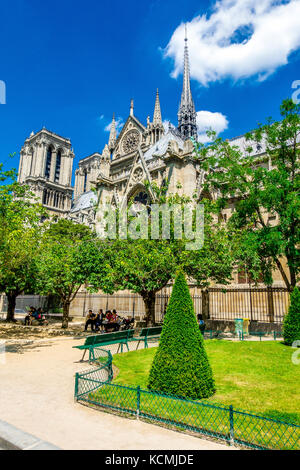 La facciata orientale di Notre Dame con il suo piccolo giardino a Parigi, Francia Foto Stock