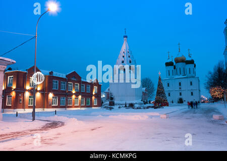 Kolomna, Moscow Region, Russia. La scuola, Cattedrale campanile e Cattedrale dell Assunzione a piazza della cattedrale kolomna cremlino. iscrizione sulla facciata in mattone Foto Stock
