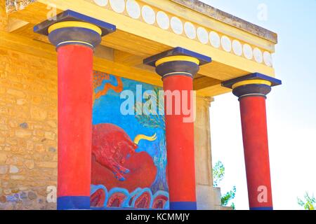 La ricarica Bull e Ulivo affresco, il palazzo minoico di Cnosso, Cnosso, Heraklion, Creta, Grecia, Europa Foto Stock