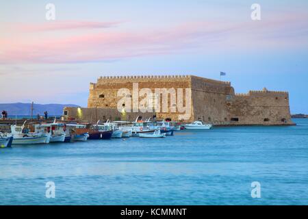 La barca rivestita porto veneziano e fortezza, Heraklion, Creta, Isole Greche, Grecia, Europa Foto Stock