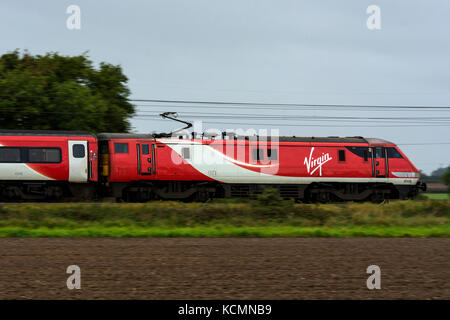 Virgin Trains treno elettrico a velocità sulla East Coast Main Line, Nottinghamshire, England, Regno Unito Foto Stock