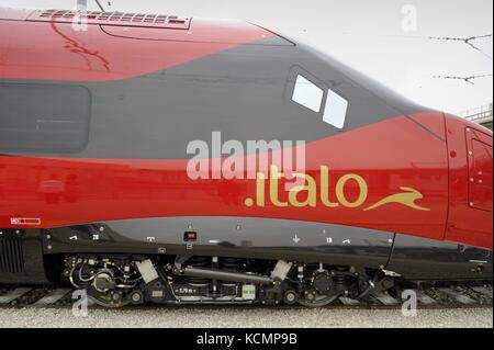 Il pendolino con il treno ad alta velocità prodotta da Alstom per il privato italiano compagnia ferroviaria ntv italo Foto Stock