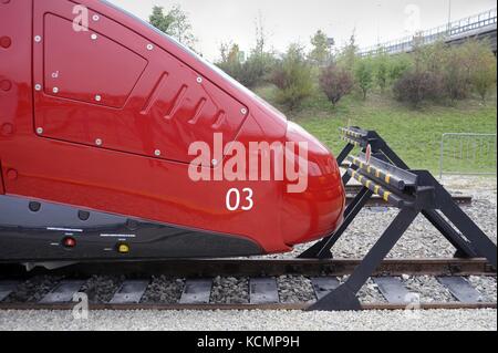 Il pendolino con il treno ad alta velocità prodotta da Alstom per il privato italiano compagnia ferroviaria ntv italo Foto Stock