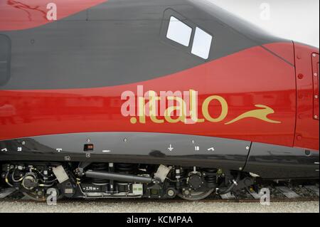 Il pendolino con il treno ad alta velocità prodotta da Alstom per il privato italiano compagnia ferroviaria ntv italo Foto Stock