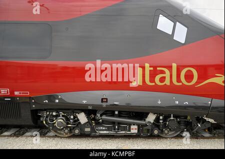 Il pendolino con il treno ad alta velocità prodotta da Alstom per il privato italiano compagnia ferroviaria ntv italo Foto Stock