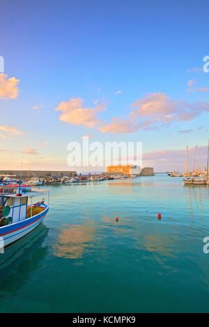 La barca rivestita porto veneziano e fortezza, Heraklion, Creta, Isole Greche, Grecia, Europa Foto Stock
