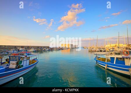 La barca rivestita porto veneziano e fortezza, Heraklion, Creta, Isole Greche, Grecia, Europa Foto Stock