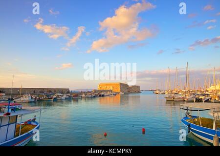 La barca rivestita porto veneziano e fortezza, Heraklion, Creta, Isole Greche, Grecia, Europa Foto Stock