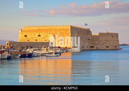 La barca rivestita porto veneziano e fortezza, Heraklion, Creta, Isole Greche, Grecia, Europa Foto Stock