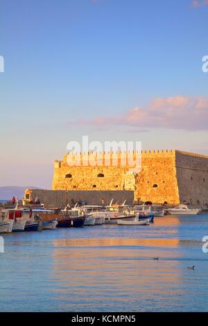 La barca rivestita porto veneziano e fortezza, Heraklion, Creta, Isole Greche, Grecia, Europa Foto Stock