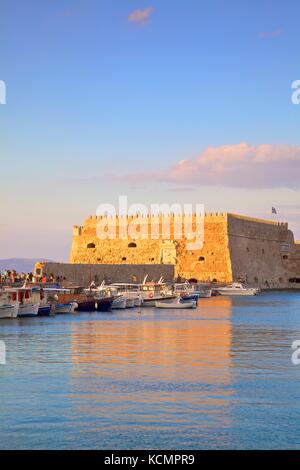 La barca rivestita porto veneziano e fortezza, Heraklion, Creta, Isole Greche, Grecia, Europa Foto Stock