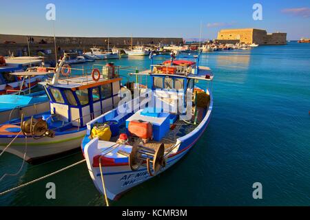 La barca rivestita porto veneziano e fortezza, Heraklion, Creta, Isole Greche, Grecia, Europa Foto Stock