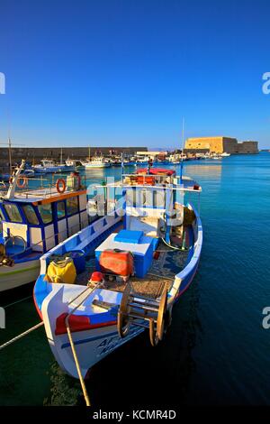 La barca rivestita porto veneziano e fortezza, Heraklion, Creta, Isole Greche, Grecia, Europa Foto Stock