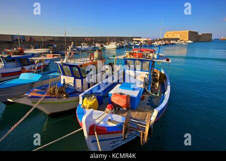 La barca rivestita porto veneziano e fortezza, Heraklion, Creta, Isole Greche, Grecia, Europa Foto Stock