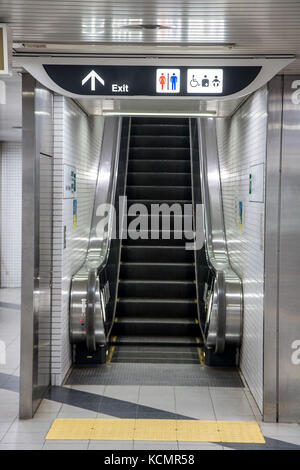 Escalator vuoto dalla stazione della metropolitana. uscita della metropolitana sulle scale mobili. Foto Stock