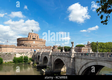Il Castel Sant'Angelo e il Ponte Sant'Angelo sul fiume Tevere a Roma, Italia Foto Stock