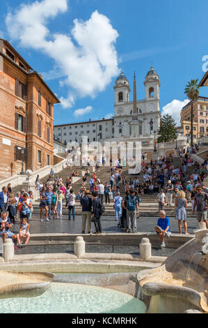 La Scalinata di piazza di Spagna che guarda verso la chiesa di Trinita' dei Monti con la Fontana della Barcaccia in primo piano, Piazza di Spagna, Roma, Italia Foto Stock