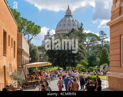 La cupola della Basilica di San Pietro dai giardini dei Musei Vaticani, Città del Vaticano, Roma, Italia Foto Stock