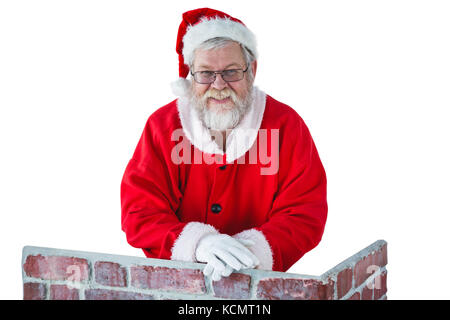 Ritratto di santa claus appoggiata sul camino contro uno sfondo bianco Foto Stock