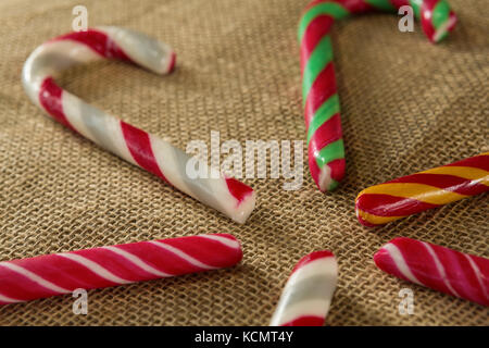 Close-up di variopinte candy canes disposti su tessuto Foto Stock