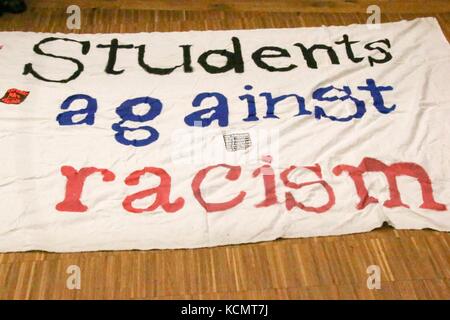 MAGDEBURG, Germania - 11 gennaio 2017: le proteste degli studenti presso l Università di Magdeburg contro una lezione del partito populista AfD. Foto Stock