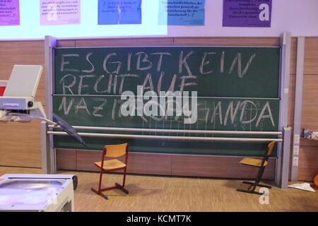 MAGDEBURG, Germania - 11 gennaio 2017: le proteste degli studenti presso l Università di Magdeburg contro una lezione del partito populista AfD. Uno studente ha scritto: Foto Stock