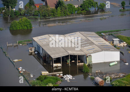 In Germania, in SASSONIA-ANHALT - Juno 12, 2013: società allagate vicino fischbeck in SASSONIA-ANHALT, Germania. Foto Stock