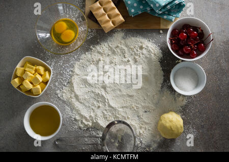 Vista aerea di vari ingredienti su un sfondo di calcestruzzo Foto Stock