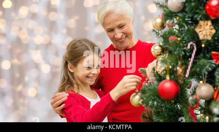 Nonna e nipote a albero di natale Foto Stock