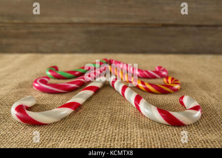 Close-up di variopinte candy canes disposti su tessuto Foto Stock