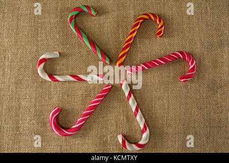 Close-up di variopinte candy canes disposti su tessuto Foto Stock