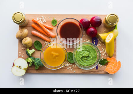 La purea di verdure o cibo per neonati in ciotole in vetro Foto Stock