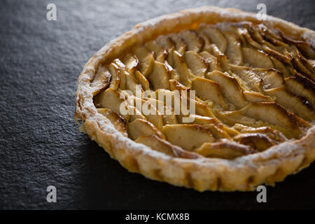 Close-up di apple tart su sfondo nero Foto Stock