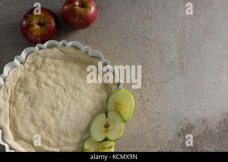 Sovraccarico di materie crostata con fetta di Apple sulla tabella Foto Stock