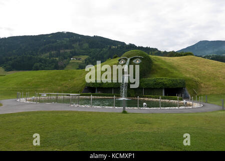 Il gigante di fronte all'entrata per i Mondi di Cristallo Swarovski di Wattens, Austria Foto Stock