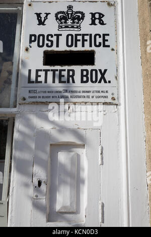 La lettera vittoriano casella di invio al di fuori del negozio locale e ufficio postale nel Northumbrian villaggio di Blanchland, il 29 settembre 2017, in Blanchland, Northumberland, Inghilterra. Blanchland è un villaggio del Northumberland, Inghilterra, sulla contea di Durham confine. La popolazione della parrocchia civile al 2011 censimento è stato 135. Blanchland era formata fuori della medievale Abbazia Blanchland proprietà di Nathaniel equipaggio, terzo barone equipaggio, il vescovo di Durham, 1674-1722. Si tratta di un villaggio di conservazione, costruita in gran parte di pietra dai resti dell'Abbazia del XII secolo. Esso dispone di case pittoresche, impostare contro Foto Stock