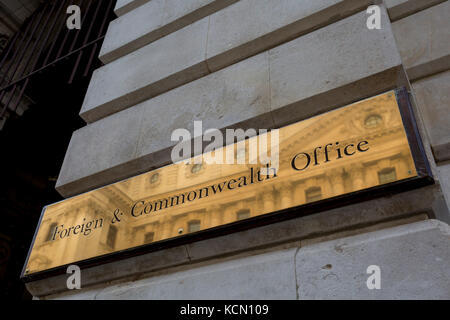 Dettaglio della targhetta di ottone al di fuori del Foreign & Commonwealth Office al di fuori del dipartimento governativo su King Charles Street SW1, il 5 ottobre, 2017, a Londra, in Inghilterra. Il principale ufficio estero edificio è in King Charles Street, e fu costruita da George Gilbert Scott in partenariato con Matthew Digby Wyatt e completato nel 1868 come parte del nuovo blocco di uffici governativi che comprendeva l'India Office e successivamente (1875) coloniale e uffici domestici. George Gilbert Scott è stato responsabile per la generale il design classico di questi uffici ma aveva una composizione amichevole della partnership con Wyatt, il Foto Stock