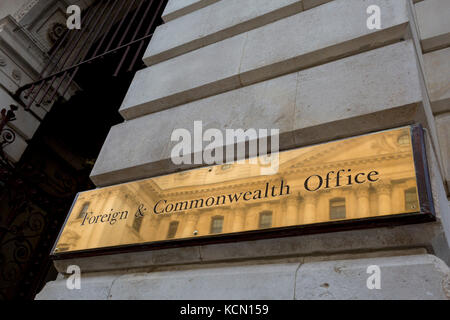 Dettaglio della targhetta di ottone al di fuori del Foreign & Commonwealth Office al di fuori del dipartimento governativo su King Charles Street SW1, il 5 ottobre, 2017, a Londra, in Inghilterra. Il principale ufficio estero edificio è in King Charles Street, e fu costruita da George Gilbert Scott in partenariato con Matthew Digby Wyatt e completato nel 1868 come parte del nuovo blocco di uffici governativi che comprendeva l'India Office e successivamente (1875) coloniale e uffici domestici. George Gilbert Scott è stato responsabile per la generale il design classico di questi uffici ma aveva una composizione amichevole della partnership con Wyatt, il Foto Stock