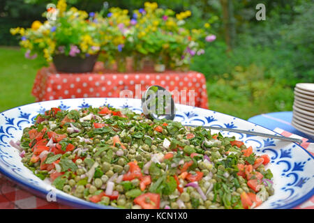 Delizioso giardino con insalata di verdure fresche dal giardino Foto Stock