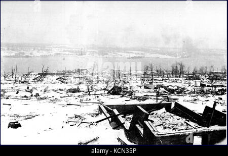 Halifax dopo l esplosione di Halifax, guardando verso il lato di Dartmouth del porto, 1917 Foto Stock