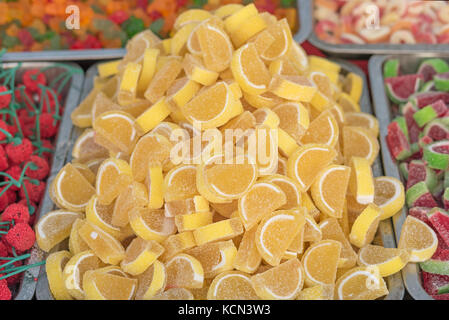 Limone come caramelle su un equo stallo, la messa a fuoco selettiva Foto Stock