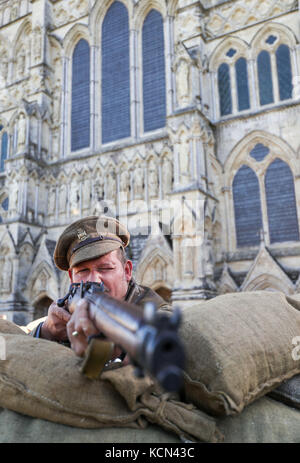 Storia vivente il re-enattore Ryan Flippance in una trincea che fa parte dell'esperienza ricordata di Passchendaele alla cattedrale di Salisbury, per celebrare il centenario della battaglia. Foto Stock