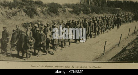 Prigionieri di guerra tedeschi catturati dalle forze britanniche durante la prima guerra mondiale nelle Fiandre, un importante campo di battaglia sul fronte occidentale. Foto Stock