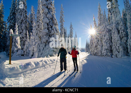 Sorelle trascorrere una giornata di sci di fondo al sovrano laghi Nordic Center vicino a Vernon nella regione Okanagan della British Columbia, Canada. Foto Stock