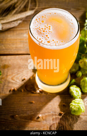 Vista dall'alto su una pinta di birra con gli ingredienti per la birra fatta in casa. Foto Stock
