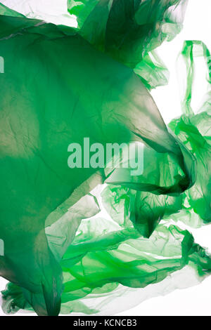 Crumpled verde sacchetti in plastica isolato su bianco. Foto Stock