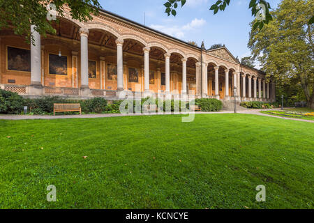 La vecchia casa di pompa e la sua arcade, sorgente minerale, città termale di Baden-baden BADEN-WUERTTEMBERG, periferia della Foresta Nera, Germania Foto Stock