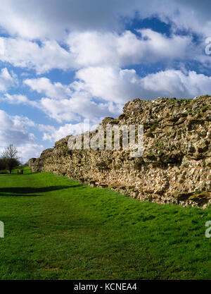 Silchester città romana pareti, Hampshire: vista SW lungo la parte esterna della parete se il cui nucleo di selce e mortaio con pietra corsi di livellamento è stato esposto. Foto Stock